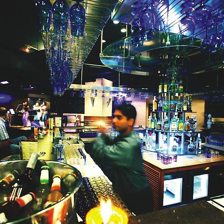Hotel The Lalit Bombaj Restaurace fotografie The bar at the nightclub