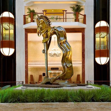Hotel The Lalit Bombaj Exteriér fotografie The sculpture in the lobby of the Taj Bengal