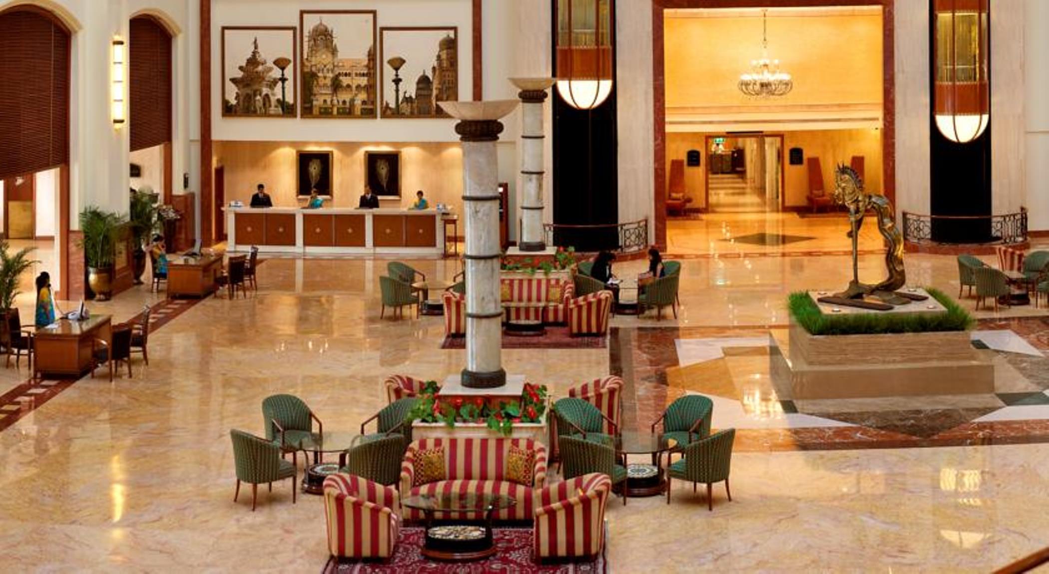 Hotel The Lalit Bombaj Exteriér fotografie The lobby of the Taj Mahal Palace