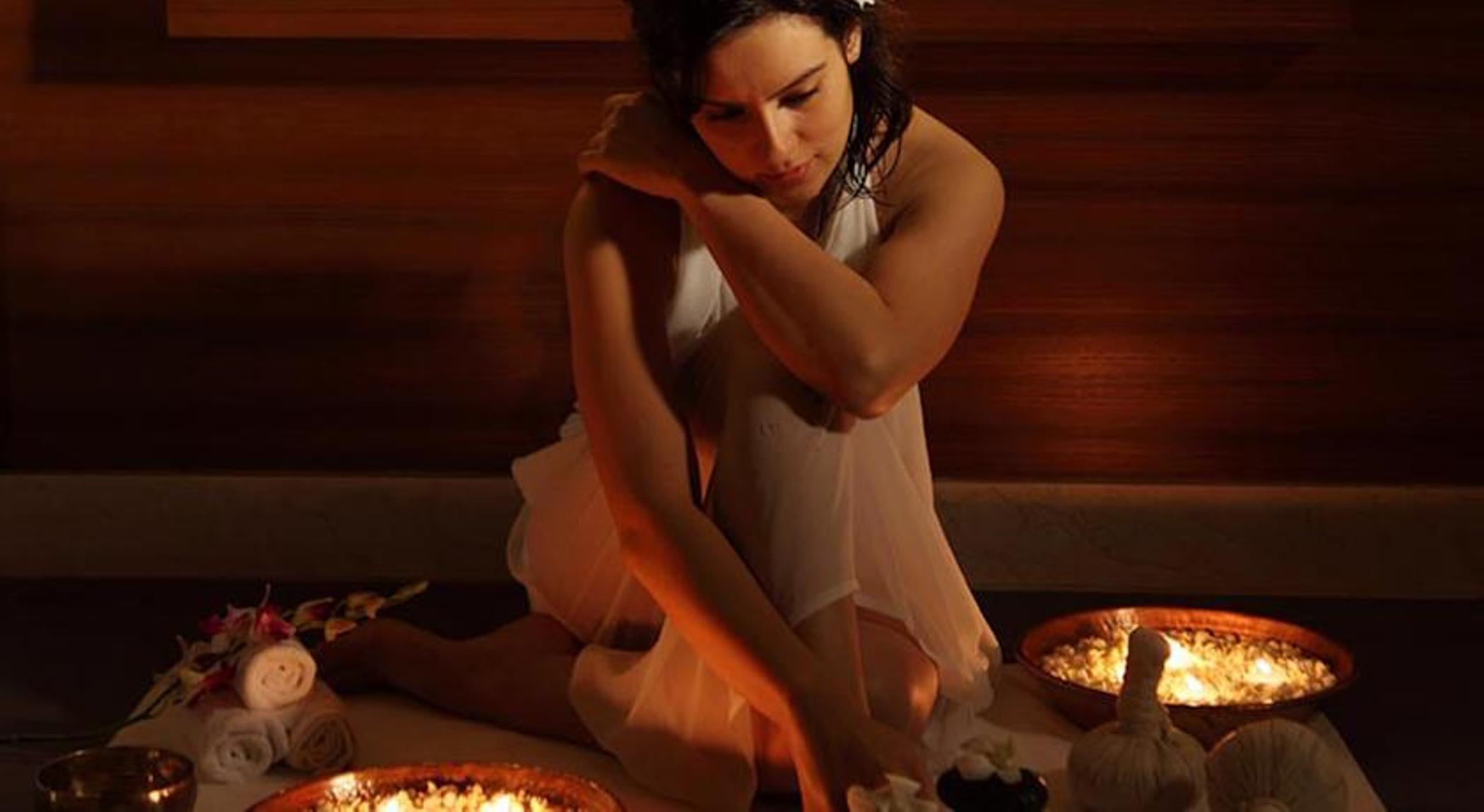 Hotel The Lalit Bombaj Exteriér fotografie A woman in a spa