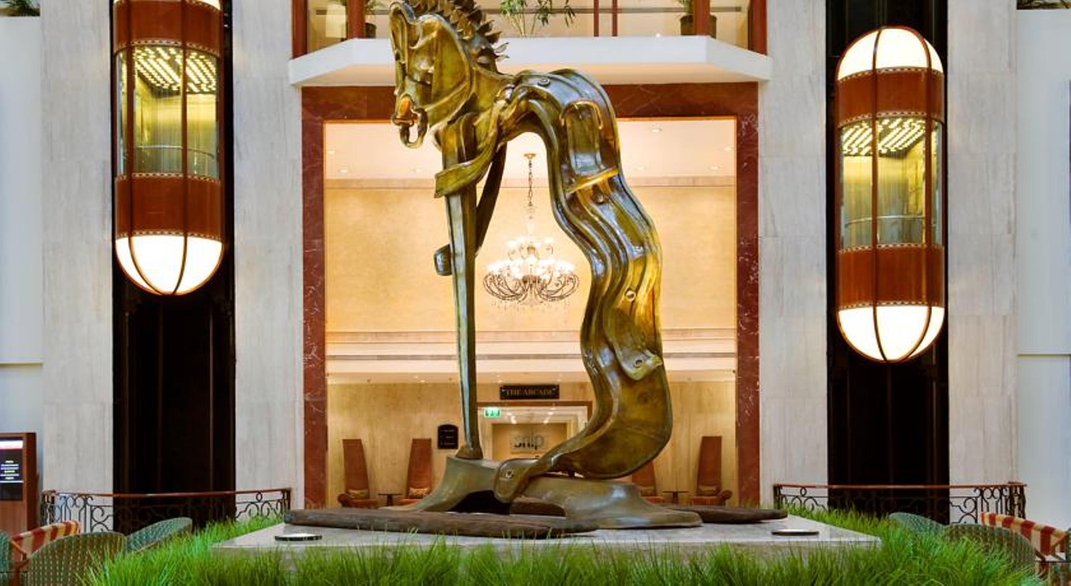 Hotel The Lalit Bombaj Exteriér fotografie The sculpture of the horse