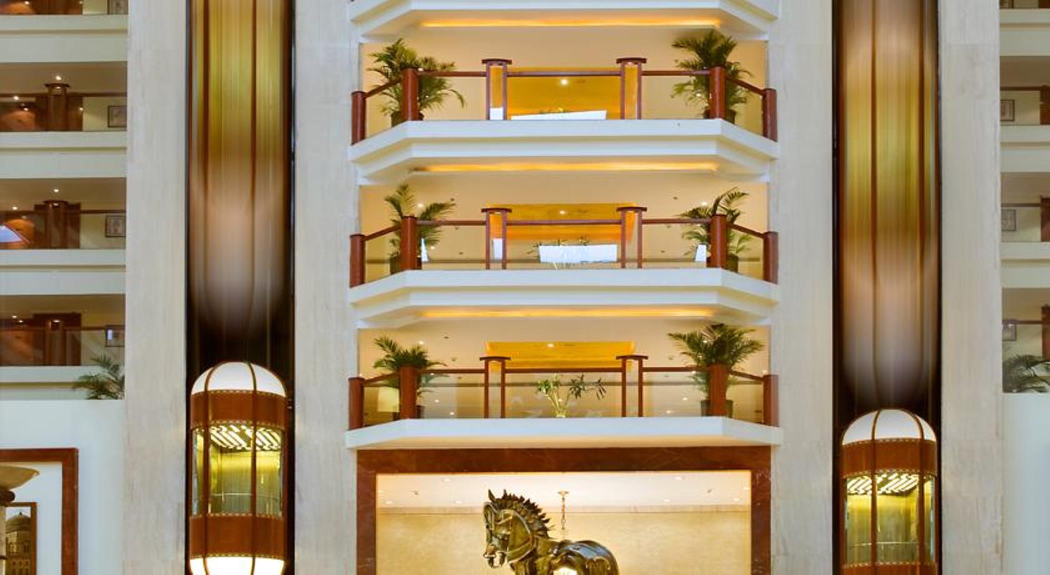 Hotel The Lalit Bombaj Exteriér fotografie The lobby of the hotel