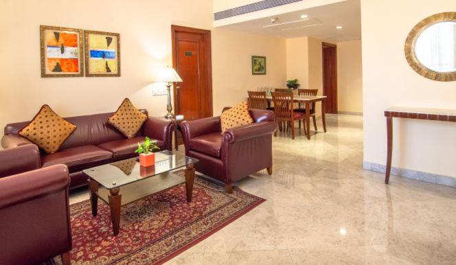 Hotel The Lalit Bombaj Exteriér fotografie A living room in a suite at the Taj Bengal