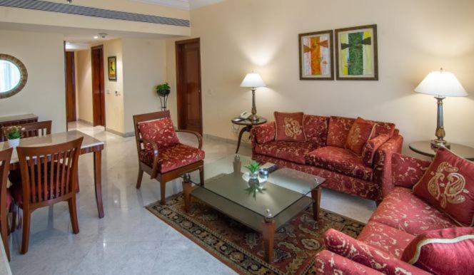 Hotel The Lalit Bombaj Exteriér fotografie A living room in a suite at the Taj Bengal