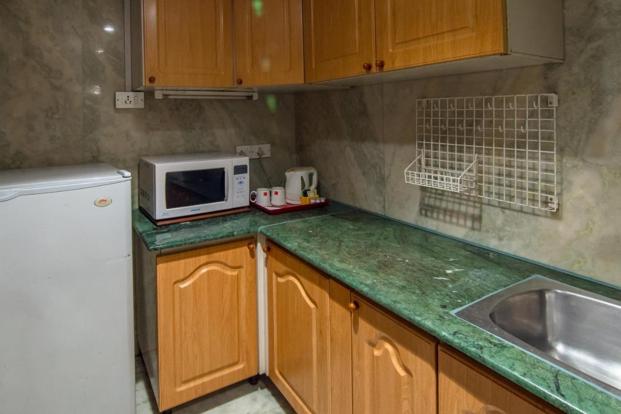 Hotel The Lalit Bombaj Exteriér fotografie A typical kitchen in a guest room at the hotel