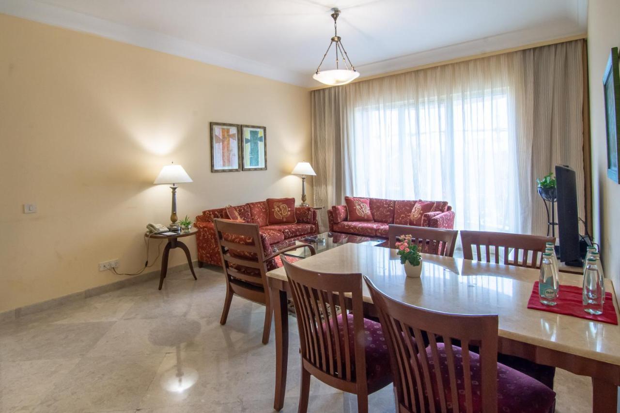 Hotel The Lalit Bombaj Exteriér fotografie A living room in a typical apartment