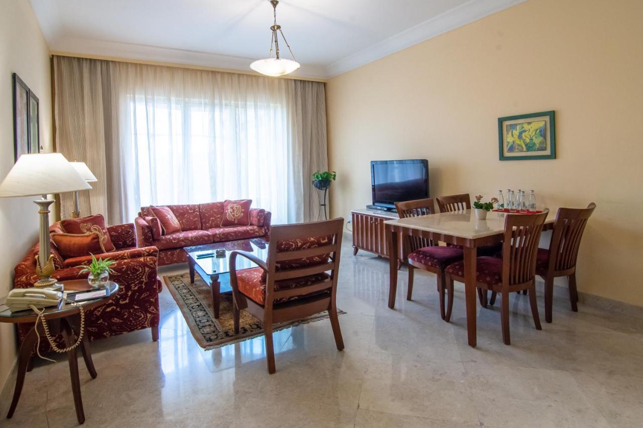 Hotel The Lalit Bombaj Exteriér fotografie A living room in a typical apartment