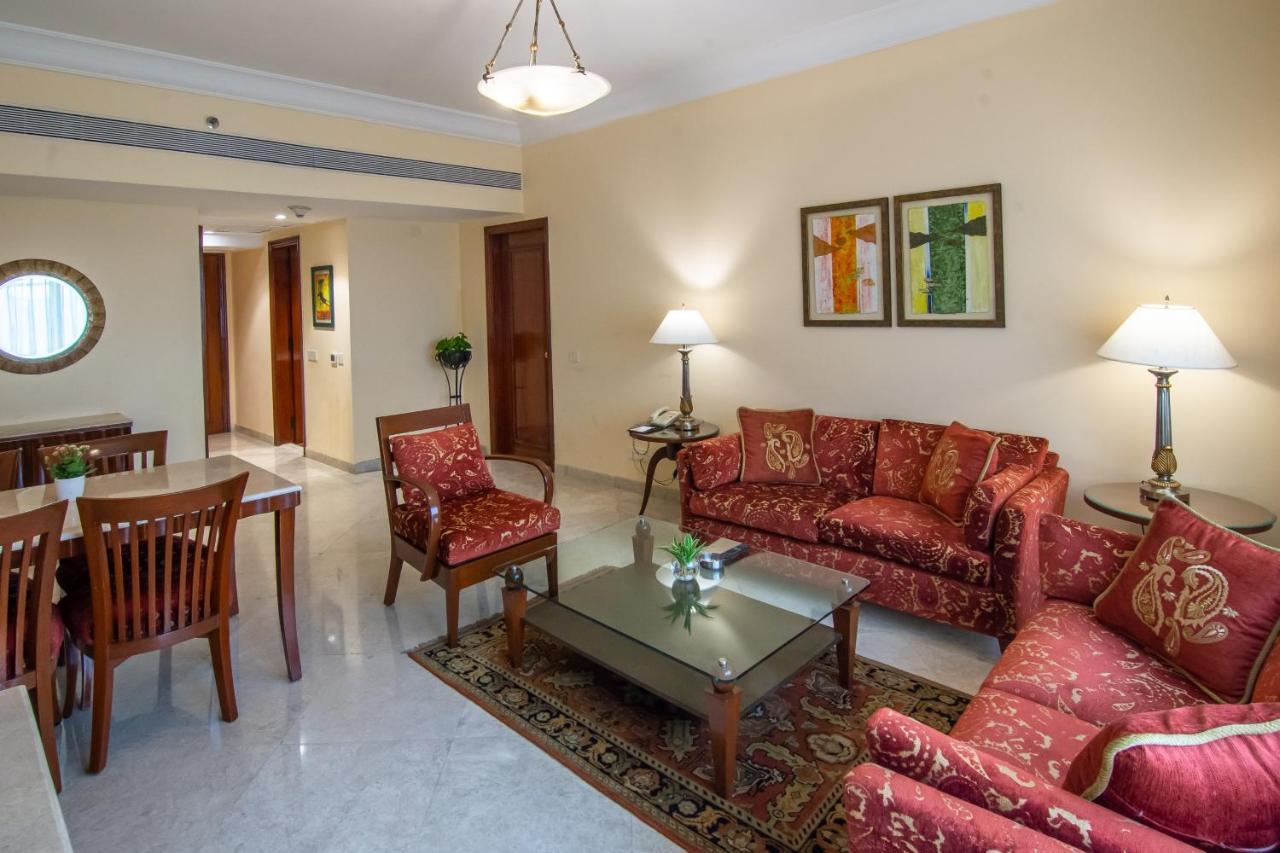 Hotel The Lalit Bombaj Exteriér fotografie A living room in a suite at the Taj Bengal