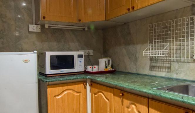 Hotel The Lalit Bombaj Exteriér fotografie A typical kitchen in a one-bedroom apartment