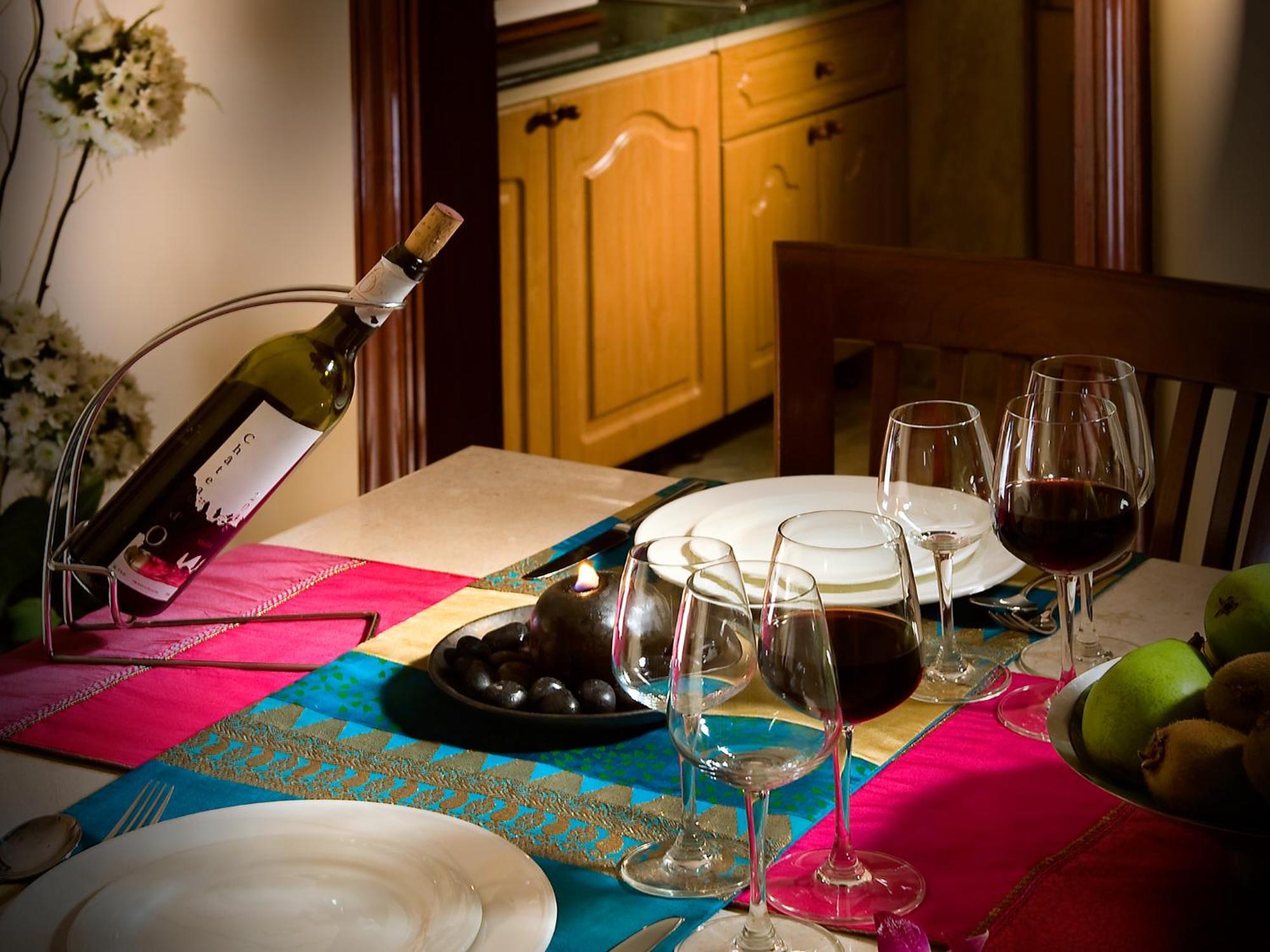Hotel The Lalit Bombaj Exteriér fotografie A wine bottle and glasses