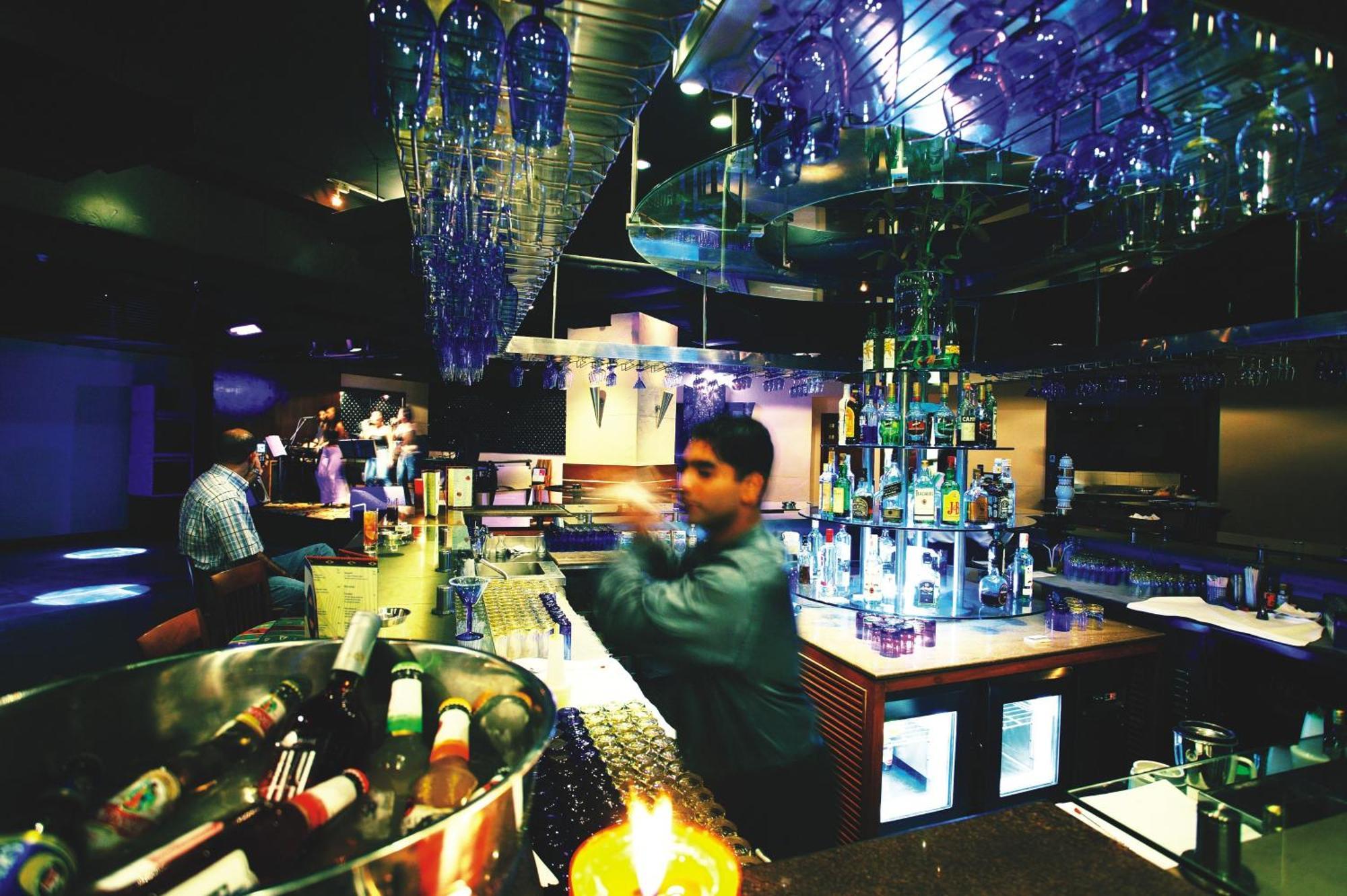 Hotel The Lalit Bombaj Restaurace fotografie The bar at the nightclub