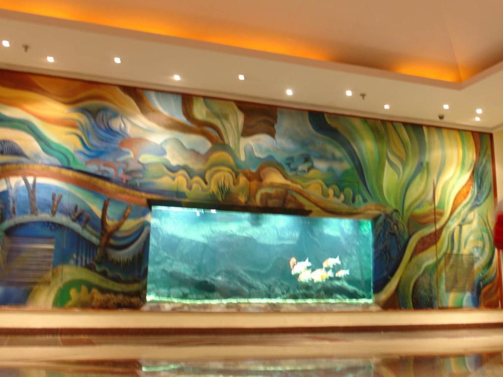 Hotel The Lalit Bombaj Exteriér fotografie The aquarium at the lobby