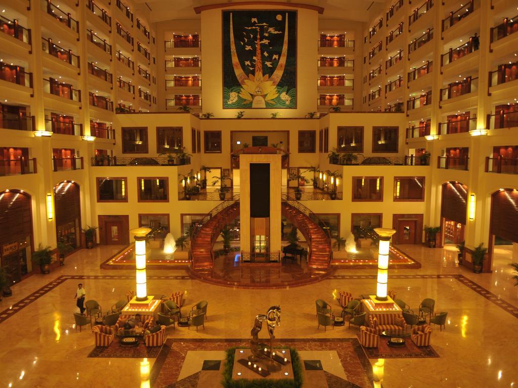 Hotel The Lalit Bombaj Exteriér fotografie The lobby of the Grand Hotel