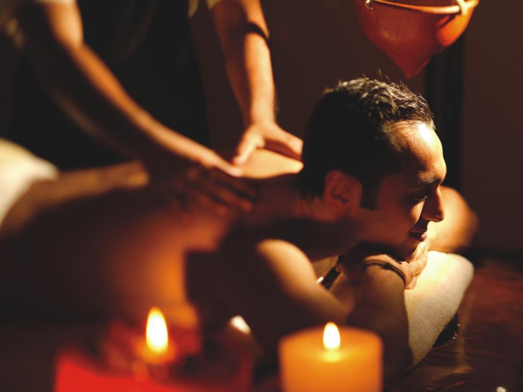 Hotel The Lalit Bombaj Exteriér fotografie A massage therapist working on a client