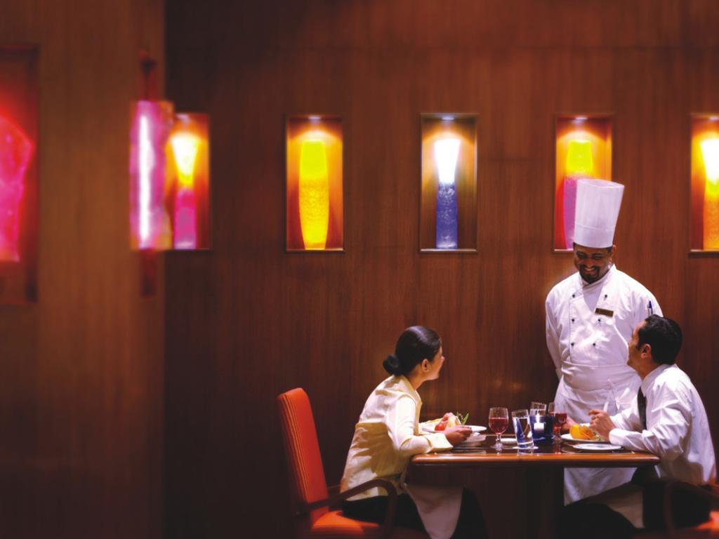 Hotel The Lalit Bombaj Restaurace fotografie A restaurant in a hotel