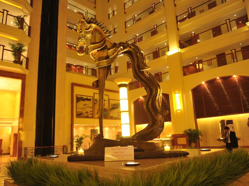 Hotel The Lalit Bombaj Exteriér fotografie The lobby of the Grand Hotel